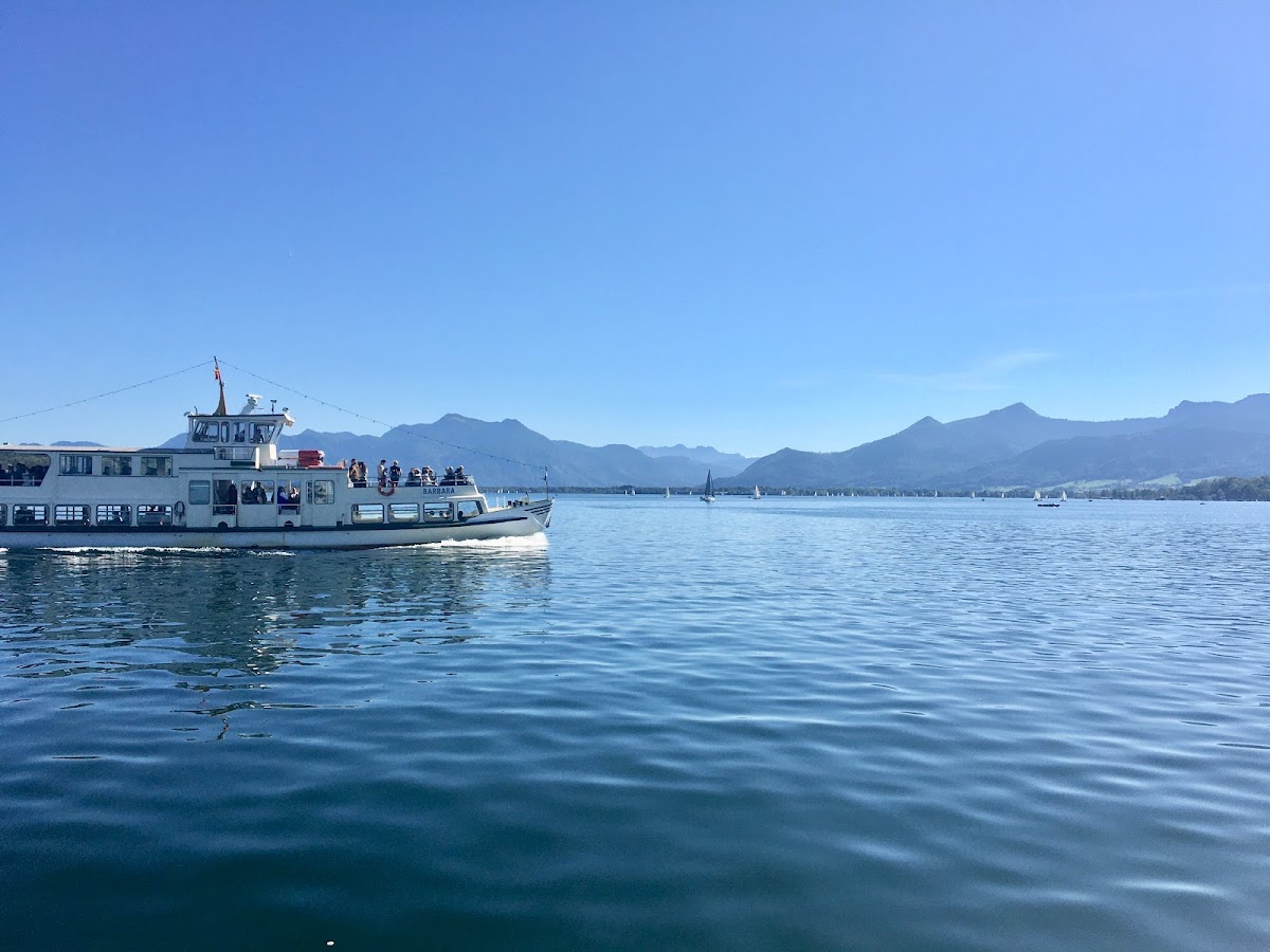 Apartment Geigelsteinstrasse. Souterrain Zimmer mit Fenster ohne Ausblick für sehr anspruchslose Wanderer